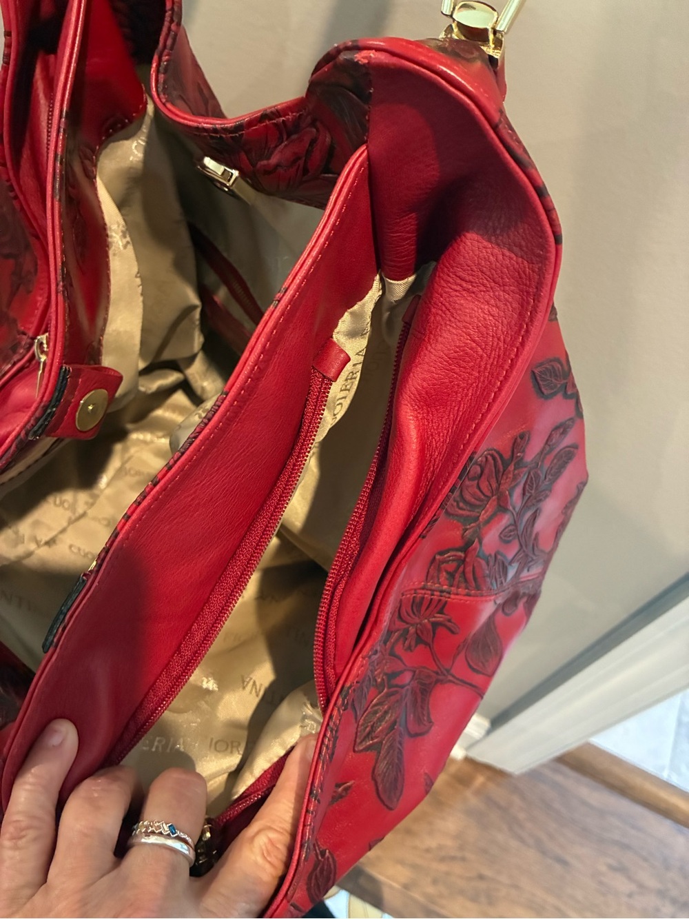 CUOIERIA FIORENTINA Red Floral Embossed Braided-Handle Hobo leather Bag. - Picture 11 of 13